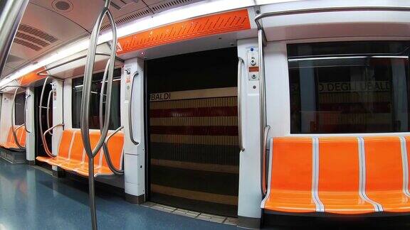 地铁司机到达火车站检查地铁情况在出发前打开和关闭车门现代技术内部的意大利空地铁车厢