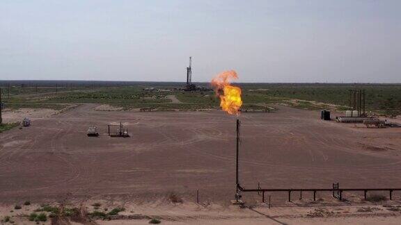 空中无人机拍摄的新墨西哥州一个天然气燃烧的水力压裂钻机