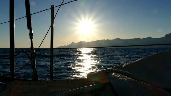 日落时登上游艇