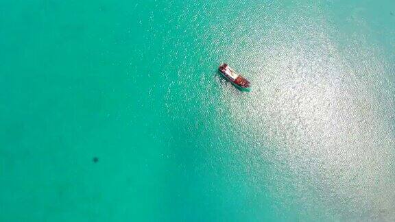 美丽的大海鸟瞰图和海水与船