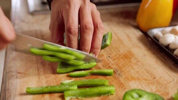 厨房厨师用刀和健康蔬菜切在木板上在家里或餐厅准备食物专业厨师剁青椒在工作场所制作营养餐或沙拉