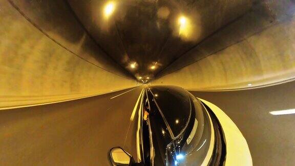 小星球-隧道里的车