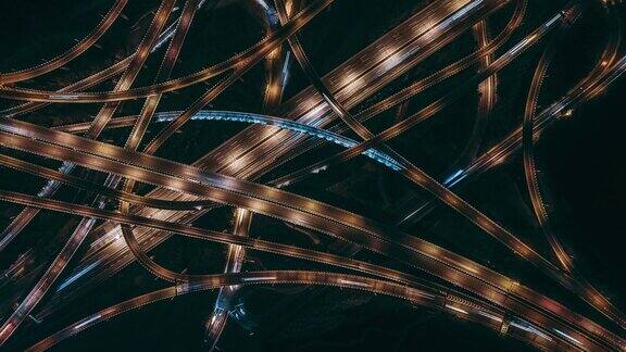无人机视角的复杂天桥和繁忙的交通在夜间