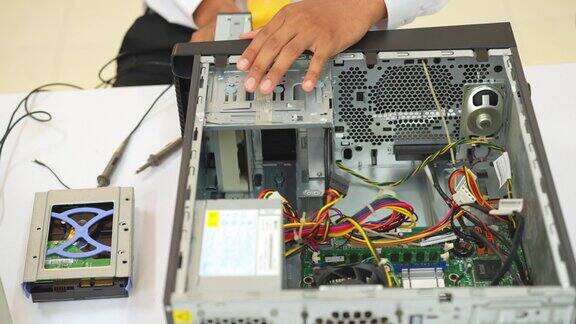 电子技师近手拆卸主板进行清洁电脑维修从单板上拆卸处理器