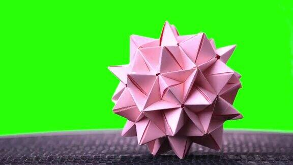 粉红色的折纸尖球