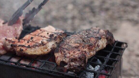 肉热烧烤与木炭和火焰