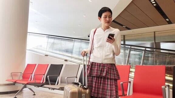 一名女子在机场航站楼使用智能手机