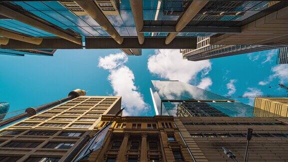 低角度拍摄的高耸的商业大楼悉尼中央商务区中心高耸的摩天大楼与云层的反射
