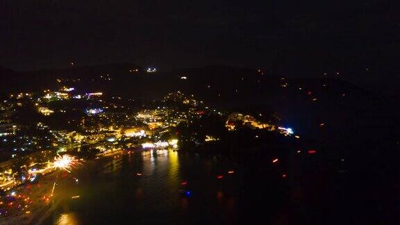 夜晚照亮普吉岛海滩新年假期空中全景4k时间推移泰国