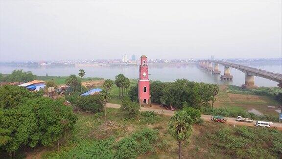 无人机射击:向后飞露出湄公河岸边殖民时期的法国瞭望塔