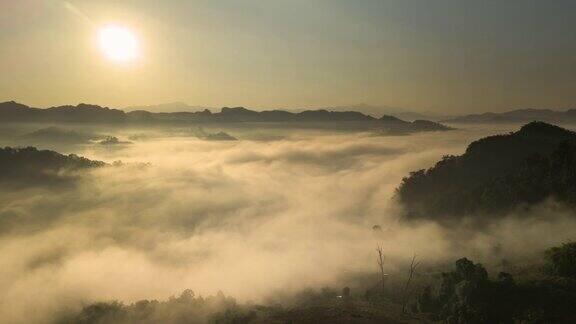 鸟瞰图的雾滚过流动在泰国北部的雨林山Hyperlapse