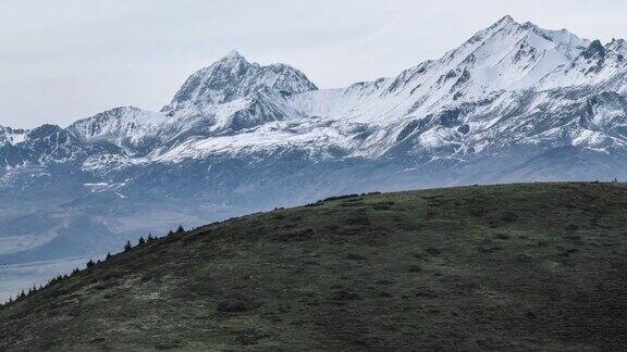 用无人机长焦镜头拍摄雪山