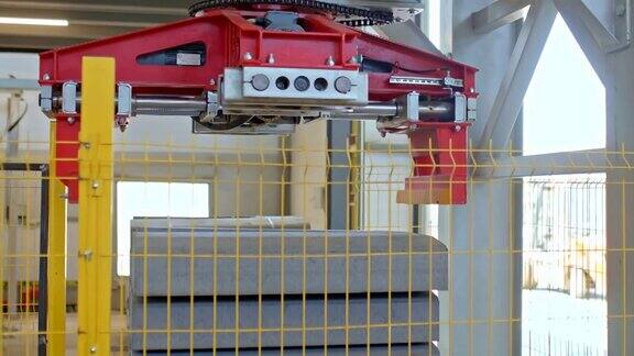 现代自动化电梯可折叠现成的混凝土产品机器人堆垛升降机在生产混凝土路缘的工厂生产线上4kProRes