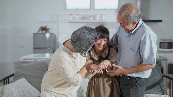 小女孩和祖父母一起在客厅跳舞