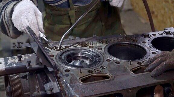 一位经验丰富的机械师用压缩机清洗并修理卡车的引擎