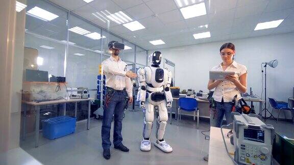 一个戴着VR眼镜的人正在测试一个机器人