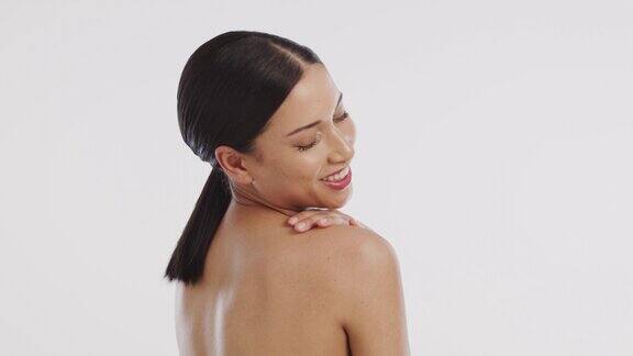 一个年轻女子在皮肤上涂保湿霜的4k视频片段