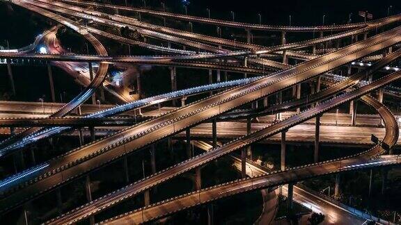 高架桥的空中鸟瞰图和繁忙的交通在夜间