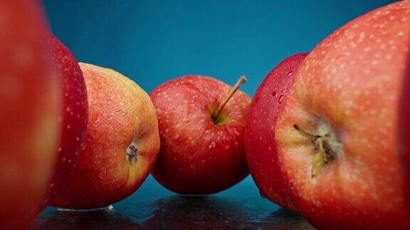 镜头穿过红苹果一排有水滴的苹果