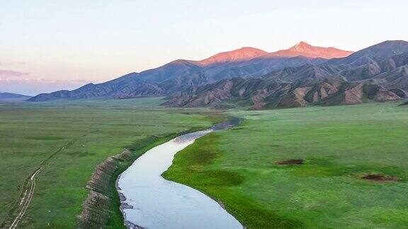 空中拍摄的新疆绿色草原、河流和山脉