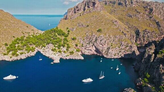 风景优美的地中海海湾船只和船只漂浮在马略卡岛海岸