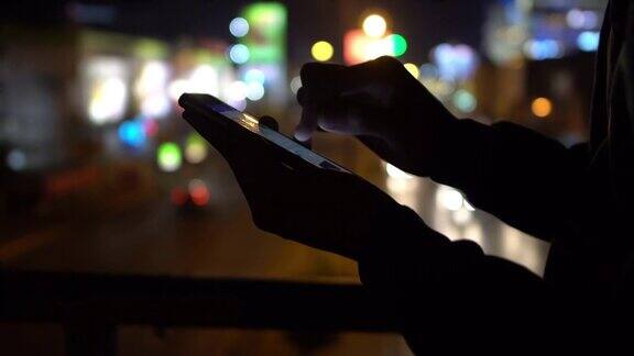晚上在城市里使用智能手机