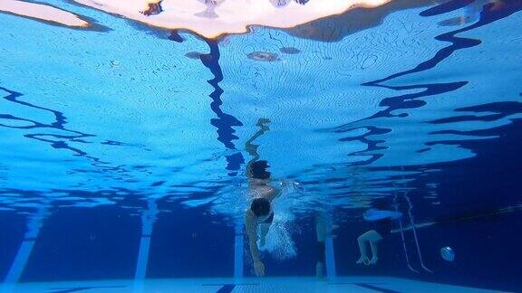 低角度视图亚洲华人男子游泳运动员游泳过游泳池