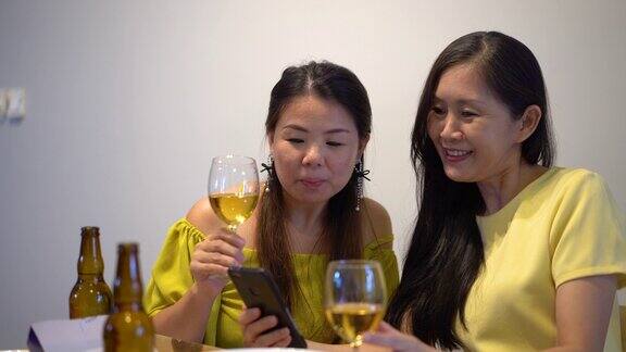 两个亚洲女人在聊女人的八卦