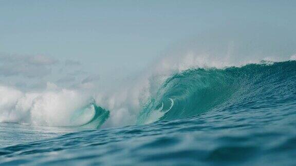 美丽的海浪汹涌