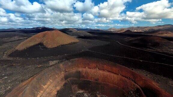 在提曼法亚国家公园和蒙大拿布兰卡兰萨罗特加那利群岛西班牙的火山峡谷的航空全景图