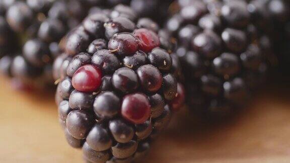 特写拍摄的新鲜采摘的有机黑莓在桌子上