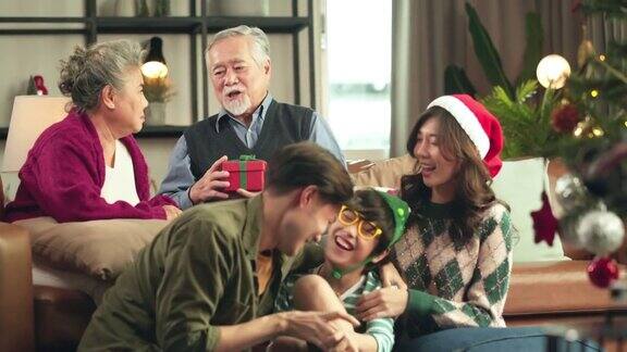 幸福的亚洲快乐muti世代的家人祖父母孙子坐在一起放松积极的情绪在圣诞节日装饰家圣诞周末假期家人一起