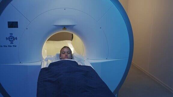 女孩正在做核磁共振扫描