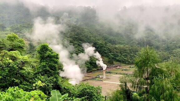 在高山上有一个地热发电厂用于生产对自然无害的可再生电力