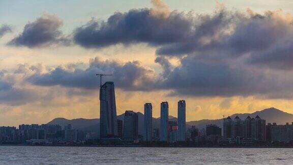 中国日落天空珠海市景湾酒店建设全景4k时间