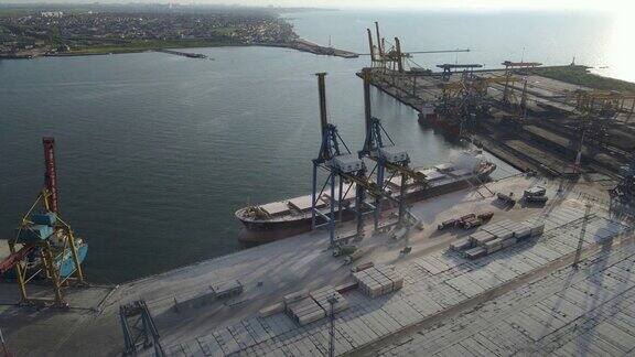 从顶部或鸟瞰集装箱的4K现代工业港口它是进出口货物的港口是航运码头的一部分欧洲