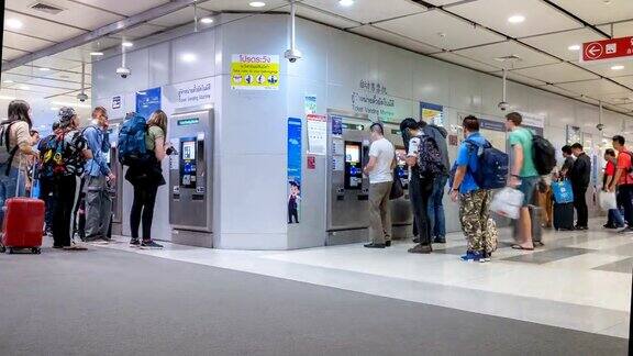 4K放大延时:香港地铁高峰期拥挤的游客拿着行李在自动售票机前排队买票