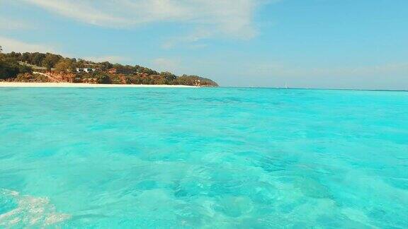 热带岛屿上美丽的蓝绿色海洋