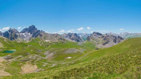 从阿尔卑斯山上俯瞰夏季的全景