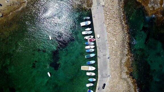 一个小港口蓝色的美丽的海湾塞浦路斯度假胜地地中海交通工具假期