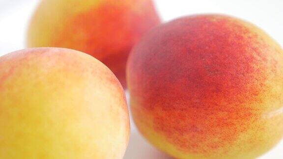 桃子新鲜多汁的水果
