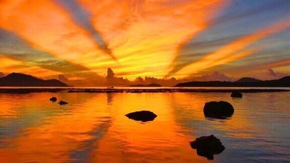 这是拉威海美丽日出的倒影
