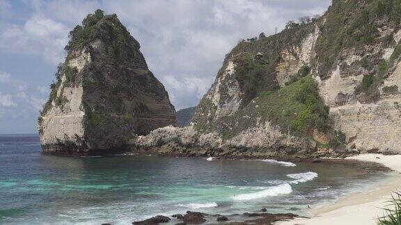 印度尼西亚巴厘岛-钻石海滩-清澈的蓝色海水与白色岩石悬崖-受欢迎的旅游目的地美丽的自然景观