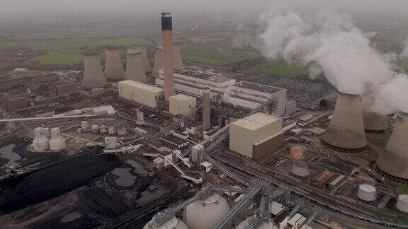 4K航拍镜头一个煤炭库存枯竭的燃煤发电厂