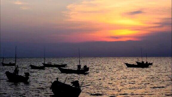 日落时分海面上漂浮着一艘渔船