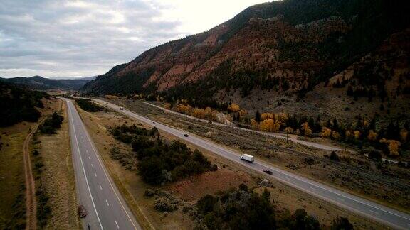 美国科罗拉多州70号高速公路的无人机视频