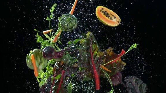水果和蔬菜在慢动作中飞溅飞溅使用幻影Flex4K相机拍摄