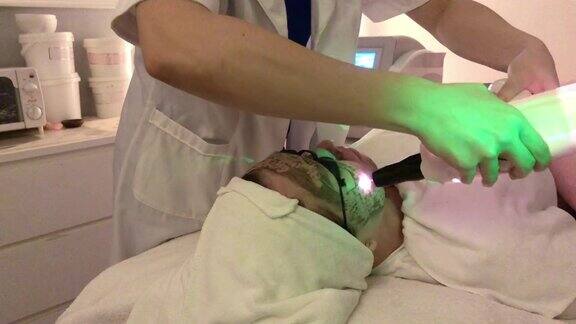 亚洲华人女性在美容院接受激光面部治疗