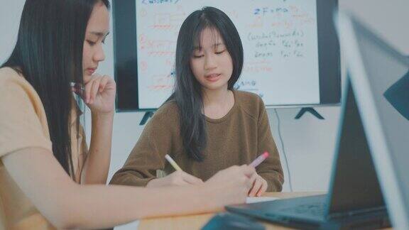 两个十几岁的女孩在家学习