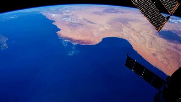 飞越地球表面的飞行从空间站拍摄